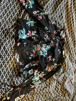 Blus  - En blus ifrån Lindex, barnstorlek men rätt stor i storleken. Fåtal gånger använt och tunn och sval 