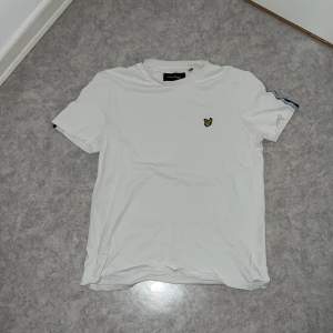 Vit Lyle & Scott t Shirt, nypris 500kr, säljer den för att jag aldrig använder den längre, i skick som ny.