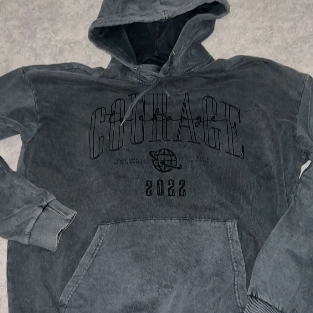 En hoodie med en vintage look, köpte den från Zalando, superfin tröja, storlek M.. Hoodies.