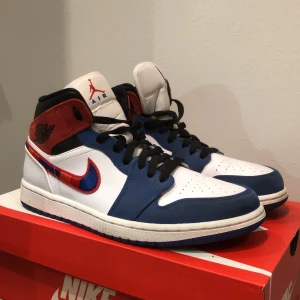 Jordan 1 Mid "Multi-Color Swoosh" - Ett par Jordan 1 Mids i storlek EU 41. Dom är i otroligt bra skick och ser bra ut på både killar och tjejer🔥