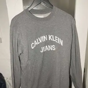 Snygg grå tröja från Calvin Klein i storlek M. Inte mycket använd, väldigt fint skick. Nypris ca 850kr