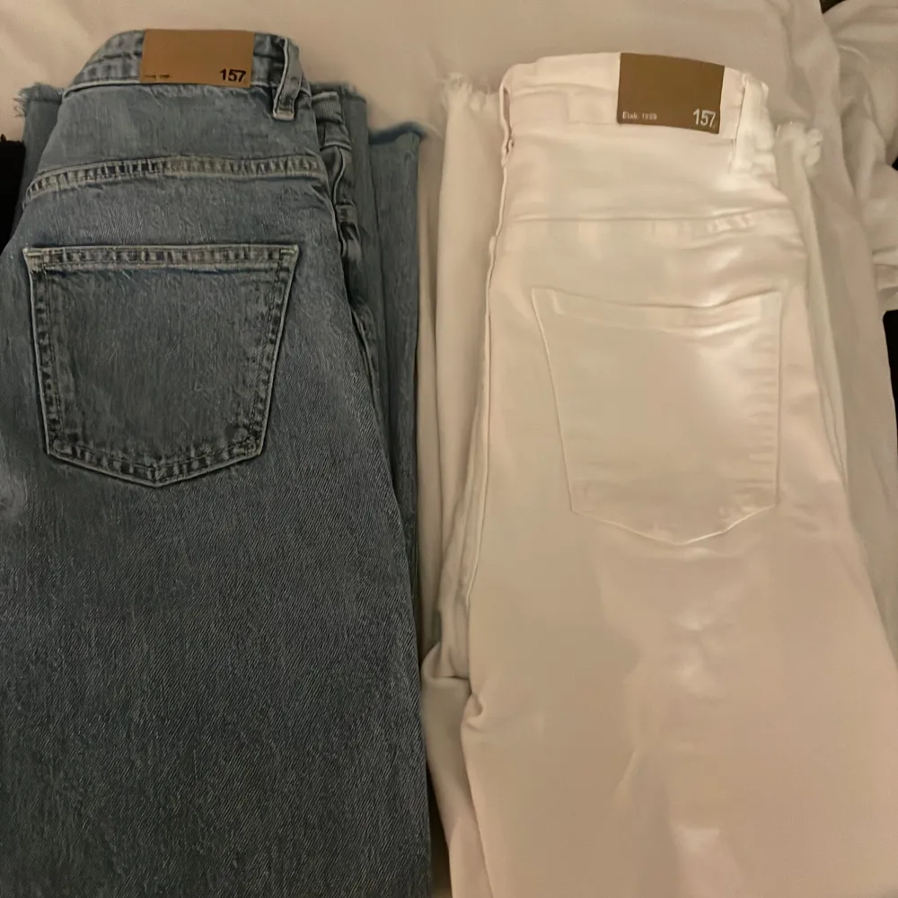 Har enskilda annonser på alla jeansen men säljer de också i par för 80kr billigare! Då också alla är samma storlek o modell fast i tre olika färger svart vit och blå. . Jeans & Byxor.