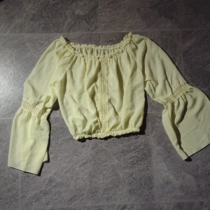 Tröja - Fint skick, passar inte mig så bra. Of shoulder tröja i strlk XS-S