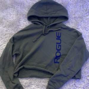 En grön croppad rogue hoodie med fluffig insida 💚 söt till både träning och vardag i storlek s 💚 (nypris 500kr)