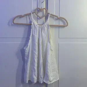 Ett litet vitt gulligt linne med mönster vid ärmarna 🤍 perfekt för sommaren med tunnt material och knapp i ryggen 🤍