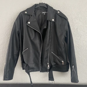 Skinnjacka från Nelly - En oversize skinnjacka från Nelly som aldrig är använd💕