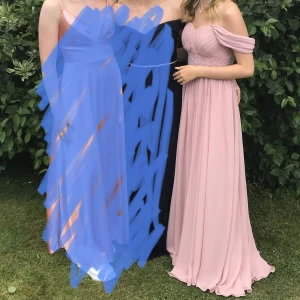 Balklänning  - Säljer min fina balklänning nu, den är endast använd en gång, klänningen är ifrån JJ’shouse och det står ingen storlek på den, men den är ungefär som en 34 och om ni undrar mer eller vill ha fler bilder är det bara att skriva💕