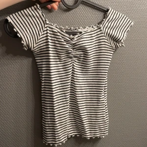 randig topp - randig söt topp från hollister, inte använt. använd gärna "köp nu" :)