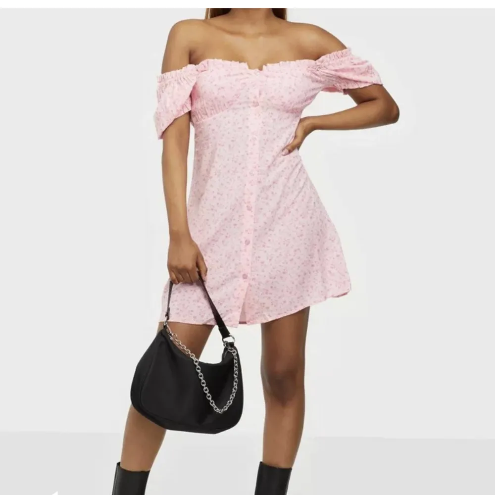 Säljer denna klänning från Nelly, går ej att köpa längre. I fint skick! 💗 går att bära som på bilden men jag föredrar att ha den helt över axlarna (som en t-shirt). Klänningar.