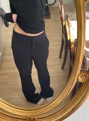 Kostymbyxor  - Svarta kostymbyxor från Vero Moda, köpa för drygt ett år sedan.  Tyvärr sitter de inte som jag önskar och tänkte därför att de kunde få nytt hem hos någon annan :) För referens är jag 159 ;) Kom med prisförslag, billigt vid snabb affär 