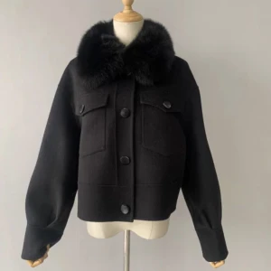 Jacka  - Helt ny äkta päls jacka, skriv i PM om ni vill ha bilder hur den sitter på. 