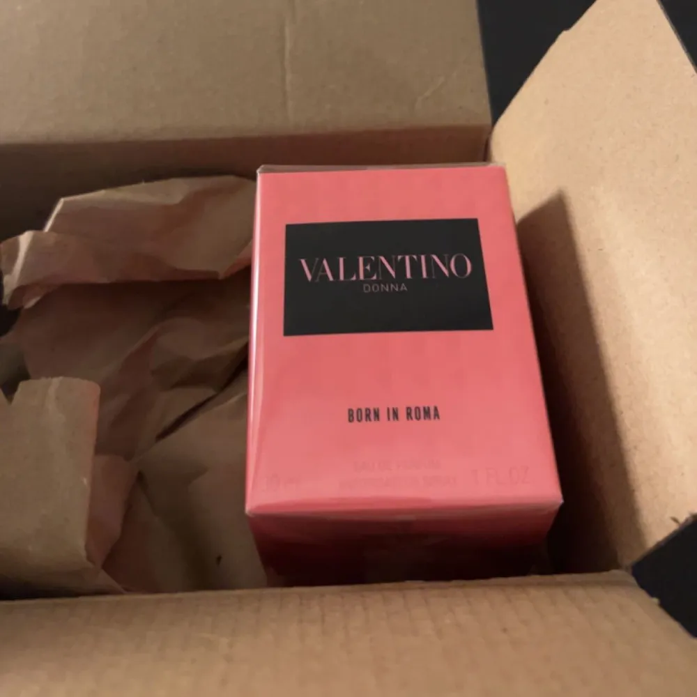 En helt ny 30ml born in Roma parfym från valentino. Nypris är 760kr och jag säljer den för 500 och då ingår frakten. Vid snabb affär kan jag gå ner till 400kr . Övrigt.