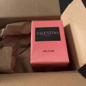 En helt ny 30ml born in Roma parfym från valentino. Nypris är 760kr och jag säljer den för 500 och då ingår frakten. Vid snabb affär kan jag gå ner till 400kr 