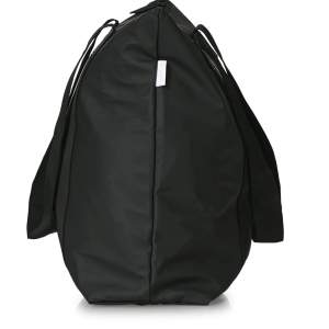 En svart rainsväska.  Köpte den för 2 år sedan men har inte kommit till användning så mycket.  