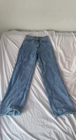 Jeans i bra skick använda men inte mycket, dom är precis som nya, bra kvalitet och fina. Högmidjade.