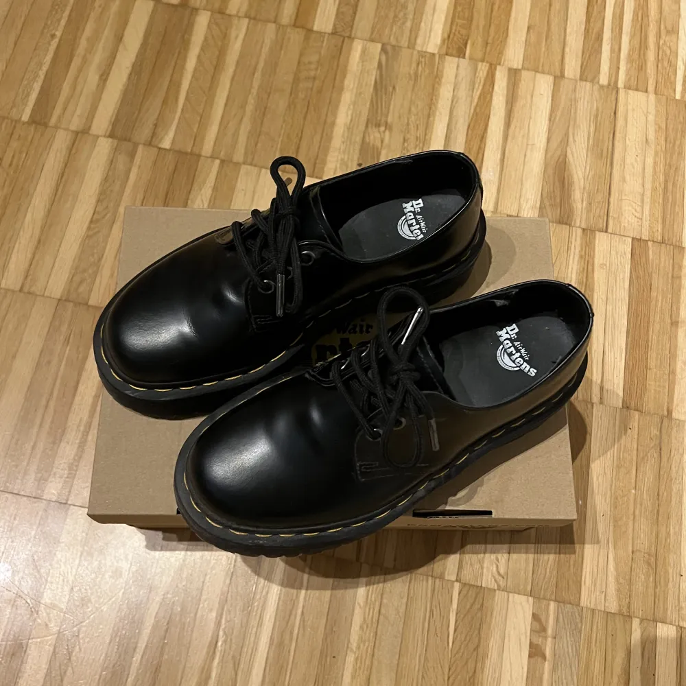 Dr. Martens 1461 Quad, använda ca 5 gånger. Skokartong ingår. Säljer pga lite för små. Storlek 37, nypris 2000kr. Skickas via post, frakt betalas av köparen. Skor.