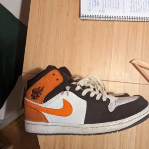 Jordan 1 shattered backboard mid  - Storlek 43.  Varan är köpt från stock x 2020 och är autentiska. Varans pris är utsatt utifrån lägsta pris på ett använt par på sidan goat.com