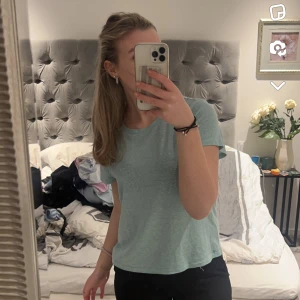 Gullig tröja! - Väldigt fin tröja som går att matcha väldigt fint! Nästan aldrig använd, därav säljer jag den🥰 Fin färg och även lite ”fläckar av vitt” se bild  Köpt från monki Nypris 100 kr 