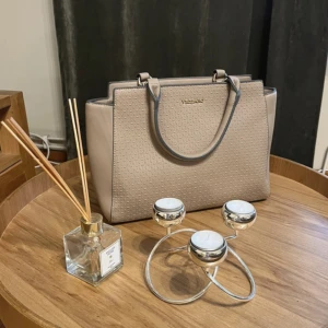 Väska - En beige oanvänd väska, ser ut som ny! Nypris var 400 kr, säljs för 150 kr. 