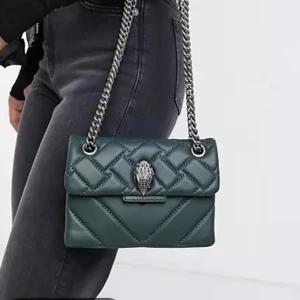 Kurt Geiger väska mini - Välanvänd Kurt Geiger väska men fortfarande fin. Skriv för fler bilder💕 (slitna hörn och vid knapp)