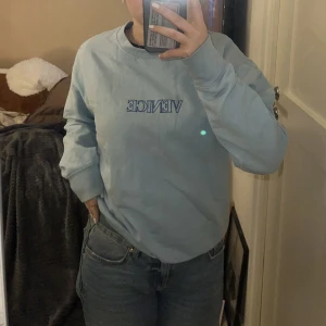 Tröja - Ljusblå tröja från prettylittlething💕 Få användningar. Står ”VENICE” på tröjan. Normal i storlek