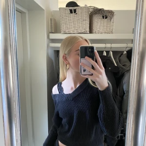 Gina tricot tröja - En jätte fin svart ’’magtröja’’ från Gina tricot. Använda inte längre! Kontakta vid intresse !!