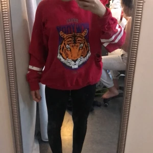 Hoddie - En skit cool tröjor med hål på