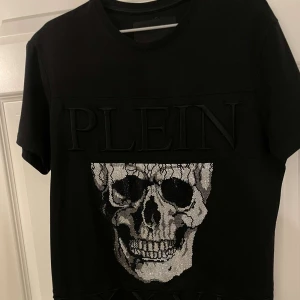 philipp plein t-shirt - Fräsch plein t-shirt. Använd 2 gånger och är som ny. Skriv för mig bilder!