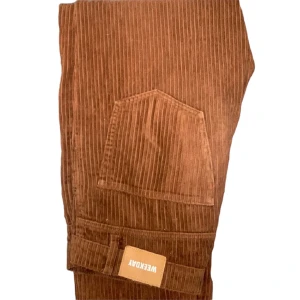 Bruna manchesterbyxor  - Brown corduroy trousers from weekday! Lightly worn & in very good condition. The first image matches the colour best. 