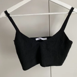 Topp  - Söt stickad topp, passar både till fest och vardag. Knappt använd 