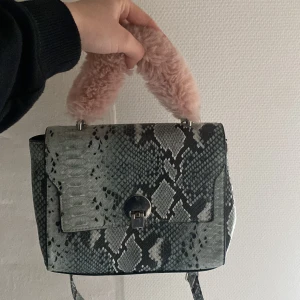 Väska - Mindre väska med kort och långt handtag