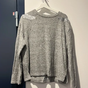 Tröja  - Super mysiga tröja från hm med paljetter på. Kommer inte till användning mig. 