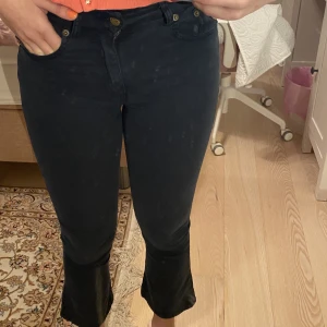 Jeans - Säljer dessa mjuka marinblå jeans med utsvägning i benen🌸