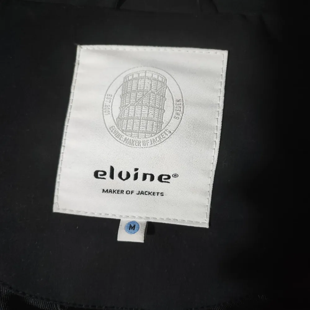 Jättevarmt och fint svart vinterjacka från Elvine i storlek M. Jackan är köpt på MQ och används bara en gång.. Jackor.