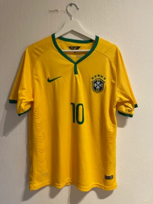 Brasilien landslag tröja  - Brasilien landslaget tröja Storlek L  Neymar 🇧🇷