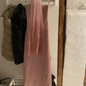 Bal/festklänning - Klänning som bara används en gång på bröllop. Funkar till bröllop, bal eller andra tillfällen.