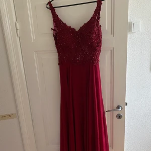 Balklänning  - Säljer min balklänning. Köpt för 1500kr. Jag är 160 har sytt så att den slutar precis vid marken upp, ( hade 10 cm höga klackar). Skriv för fler bilder eller mått🫶🏻