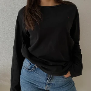 Unisex Tommy Hilfiger tröja  - Tröja i storlek M. Unisex och är i fin kvalitet 