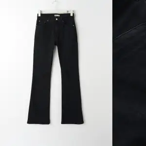 Säljer dessa lådmidjade bootcut jeans i storlek 34. Dom sitter helt perfekt och är inte alls slitna, köpta för någon månad sen!☺️Köpta för 500kr 