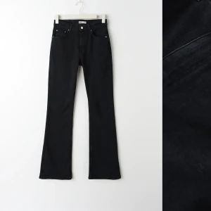 Lågmidjade bootcut jeans - Säljer dessa lådmidjade bootcut jeans i storlek 34. Dom sitter helt perfekt och är inte alls slitna, köpta för någon månad sen!☺️Köpta för 500kr 