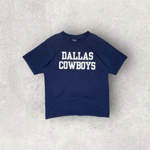 Reebok Cowboys Tee - 00`s - PTP: 56 cm, length: 73 cm. If you are interested in the item please DM first. 