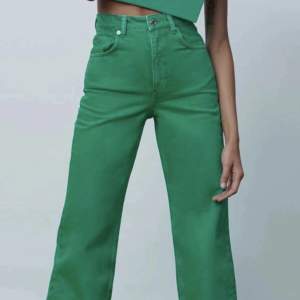 Coola gröna jeans från zara. I straight modell!  Använda några gånger bara så i bra skick :)