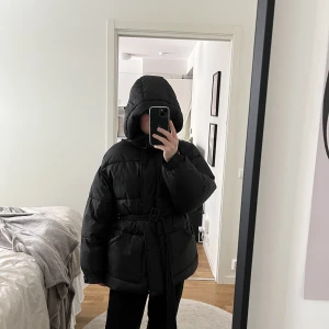 Jacka oversize  - Svart superoversize jacka från Nelly, men bälte i midjan.  Fint skick men liiite foder har flyttat sig, går dock att fördela rätt igen om man tycker att det stör, inget som syns! Storlek 32 men rymlig och passar utan problem 38 också och även större strl