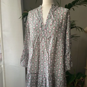 Klänning S/M viskos från Danska Define  - Klänning med ett super fint mönster.  Mjuk och skön i kvaliten  Aldrig använd  St S/M
