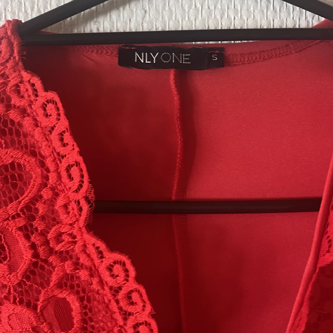 Röd spetsklänning  - 90