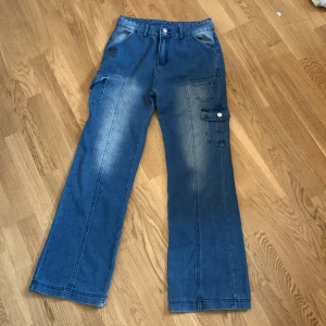 Baggy y2k jeanse - Säljer dessa snygga baggy jeansen! Påminner lite om cargopants🤩använd fåtal gånger💗