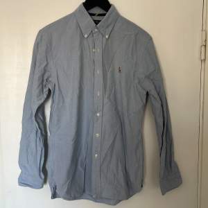 Ljusblå Ralph Lauren skjorta, storlek M väldigt fint skick 