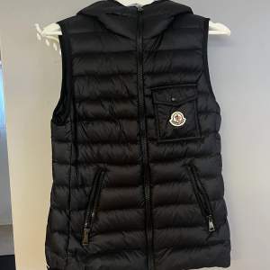 Moncler väst i stl S, helt oanvänt!   Har tyvärr inte lappen kvar till den. Köptes för nått halvår sen men har bara hängt i garderoben och aldrig blivit använd.  Finns kvitto!  Värd: 7500:-