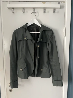 Grön kappa - Jättefin grön kappa, står ingen storlek men uppskattar till 36💞