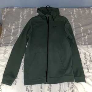 Nike kofta - Säljer den pga har ingen användning av den längre 